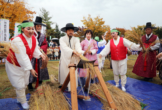 26일 경기도 여주시 신륵사 관광지에서 열린 '2018 여주오곡나루축제' 개막 축하공연에서 '나루풍년가'가 펼쳐지고 있다.       '햇살 가득한 여주의 달콤한 추억 여행'을 주제로 열리는 올해 축제는 여주의 옛 나루터 풍경을 재현한 나루터, 나루께, 나루마당, 오곡장터, 잔치마당 등에서 다양한 볼거리, 먹거리, 즐길 거리로 이번 주말까지 열린다.